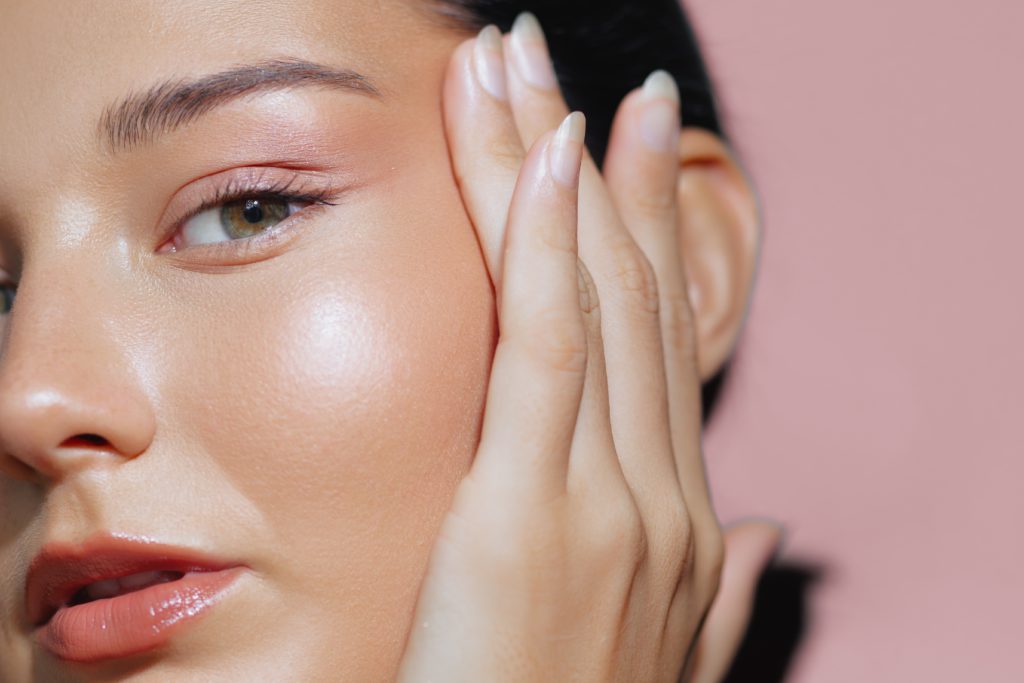 Close-up,Portrait,Of,A,Woman,With,Radiant,Skin,And,Hands