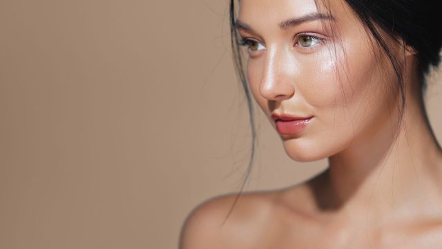 Close-up,Of,A,Beautiful,Asian,Woman,With,Glowing,Skin,,Posing